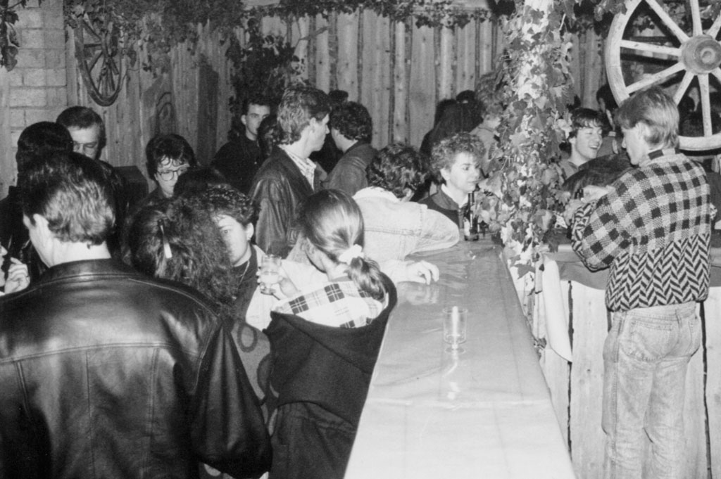 Chevenez, 1992 : Un bar de la fête © Archives cantonales jurassiennes (ArCJ)