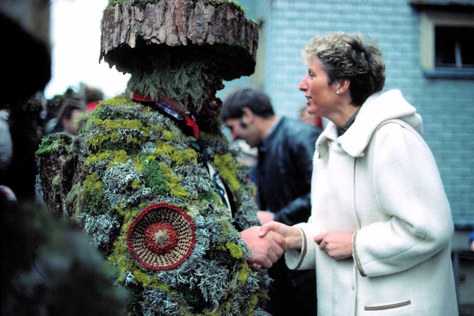Un « Beau-Laid » souhaite la bonne année au Bären à Urnäsch © Hans Hürlemann, Urnäsch, 1980er Jahre