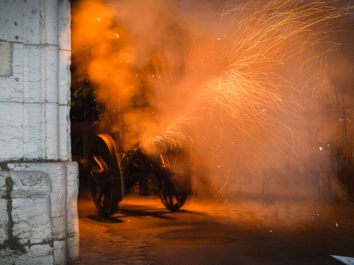 Le premier coup de canon de la journée, au début des festivités à 5 heures du matin (Solennité de Morat, 2016) © Musée de Morat/Charly Rappo