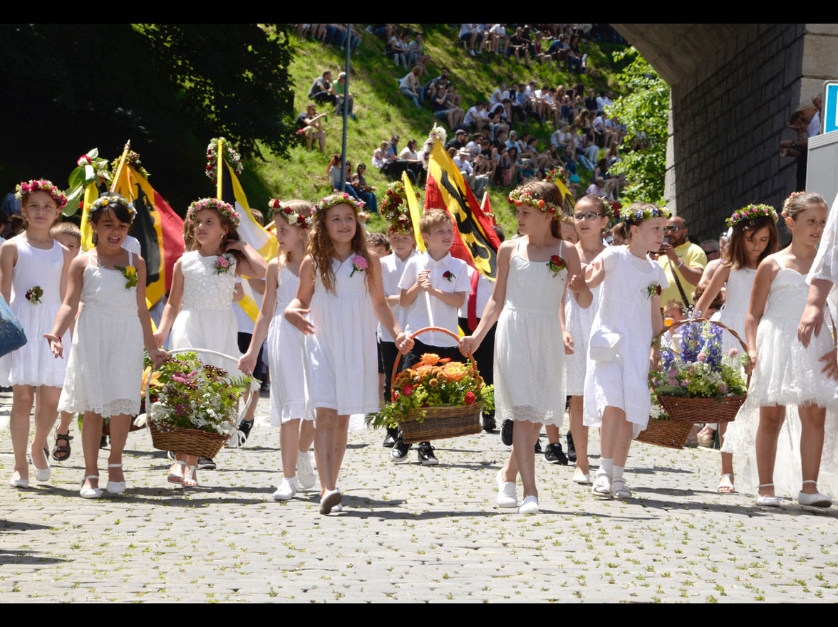 La Solennité de Berthoud – la fête traditionnelle de l'école – est caractérisée par les vêtements des écoliers : les filles sont vêtues de blanc et les garçons portent des habits de fêtes et de nombreuses fleurs colorées © Foto Video Meier, Burgdorf
