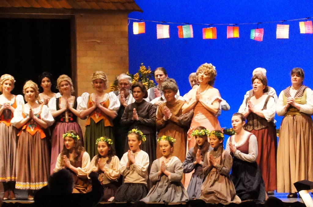 Les solistes, le chœur d’amateurs et le chœur d’enfants de la production de « Polenblut » à Bremgarten © Operettenbühne Bremgarten, 2011