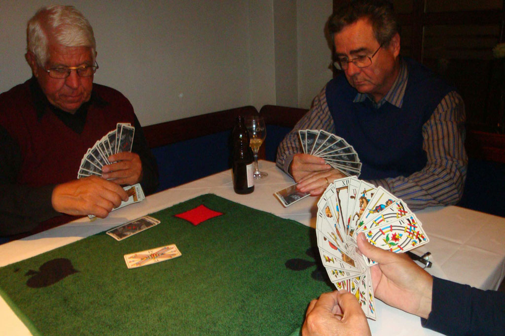 Les joueurs de troccas se retrouvent souvent au restaurant © Silvia Conzett, 2011