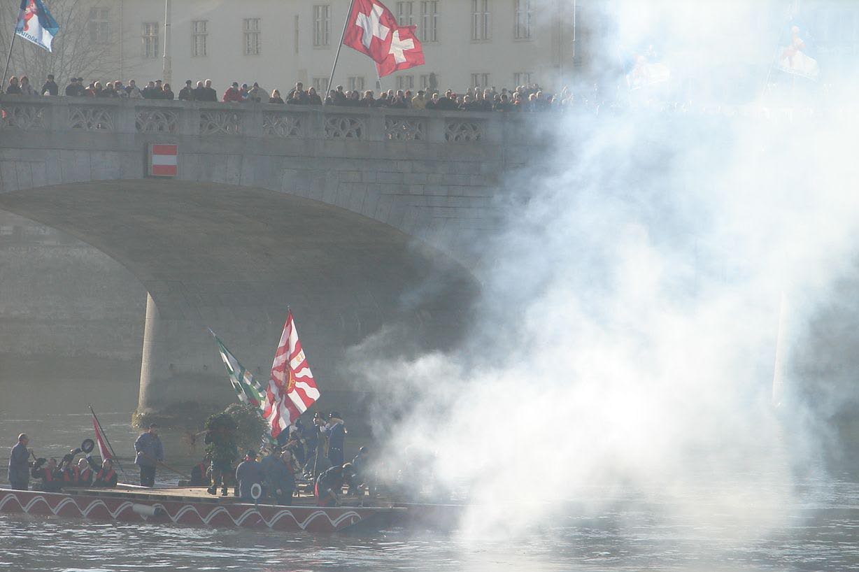 A 10h 30, le Sauvage commence à descendre le Rhin en radeau © Erwin Hensch, 2010