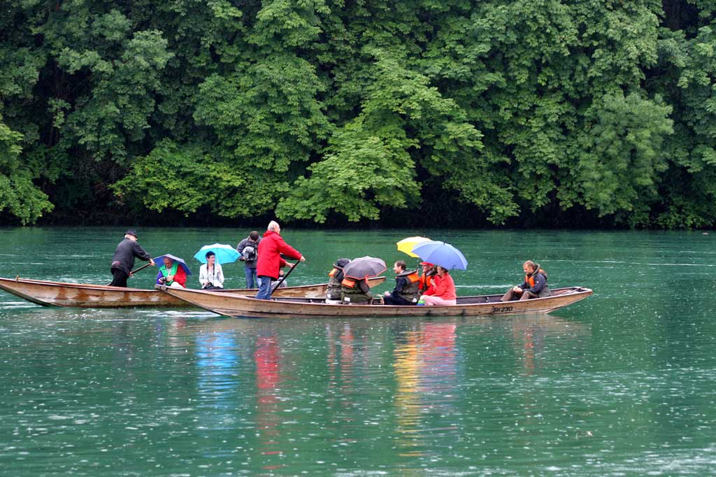Sortie en weidling sur le Rhin, voyage du Conseil fédéral dans le canton de Schaffhouse en 2006 © Sonja Baumann, Schaffhausen, 2006/Stadtarchiv Schaffhausen