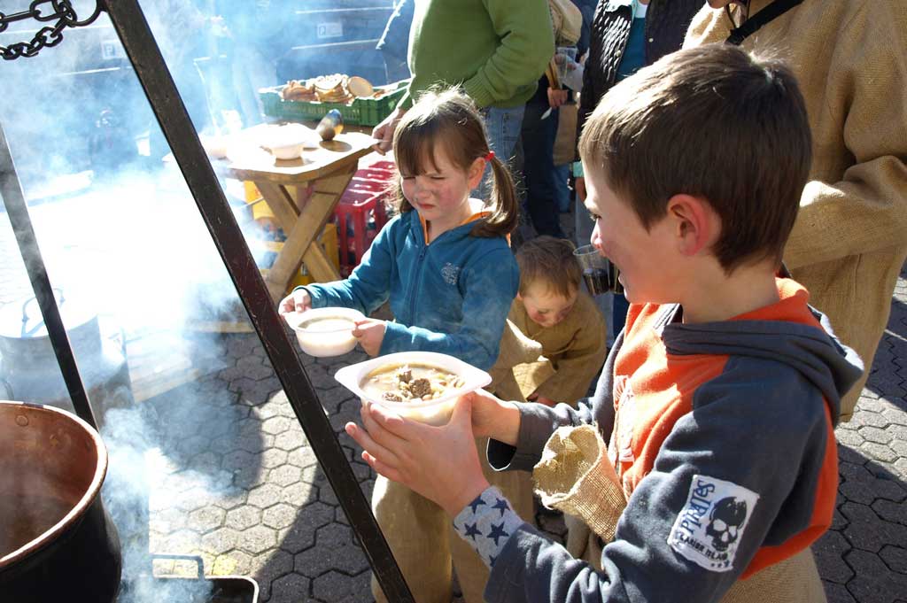 Après le cortège, une soupe restaure les hommes des bois © Martina Regli/Urner Wochenblatt, Altdorf