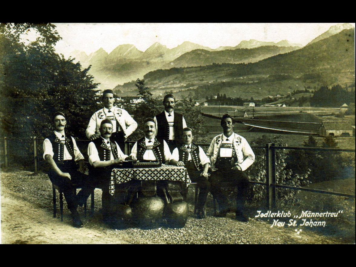 Le club de yodel « Männertreu » de Neu St. Johann, carte postale, 1920 © ROOTHUUS GONTEN
