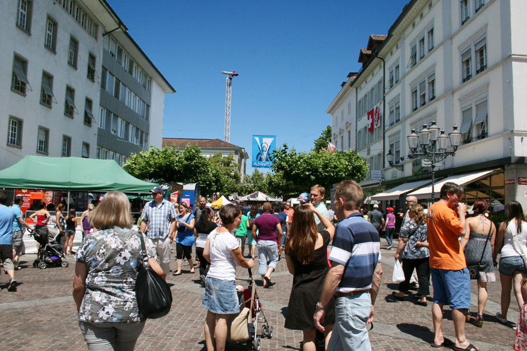 A passeggio per le vie del centro storico © Albanifest-Komitee Winterthur (Juni 2011)