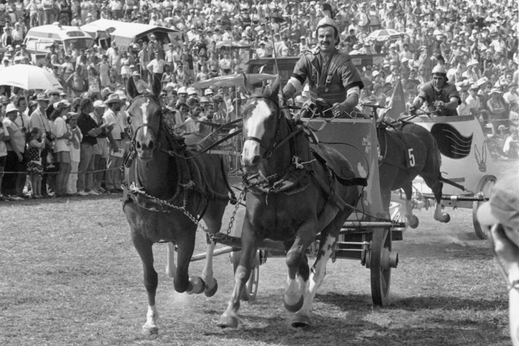 «Marché-Concours», Saignelégier, 1992: corsa di carri romani © Archives cantonales jurassiennes (ArCJ)