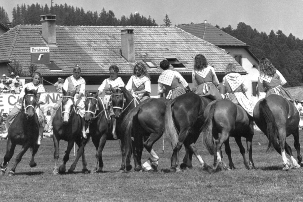 «Marché-Concours», Saignelégier, 1991: quadriglia con otto ragazze a cavallo © Archives cantonales jurassiennes (ArCJ)