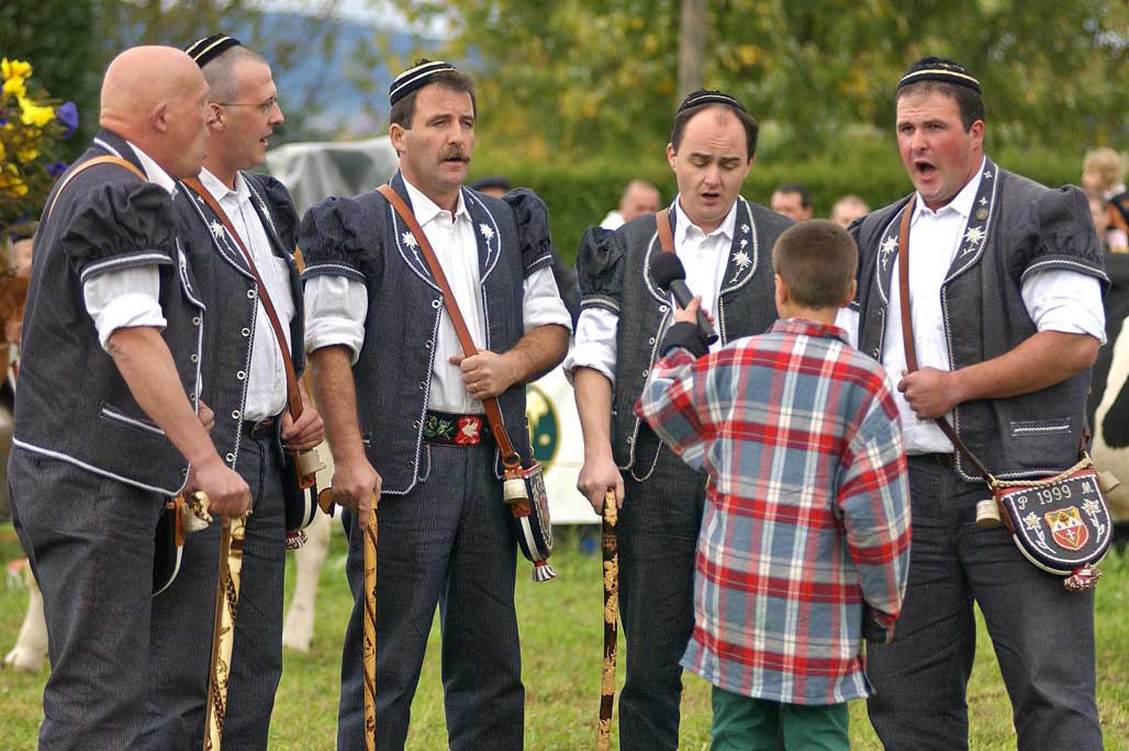 Les armaillis de la Fête des vignerons avec les solistes Patrick Menoud (à dr.) et Vincent Brodard (2e depuis la droite). Oulens près d'Echallens, 21.10.2001 © La Liberté/Vincent Murith