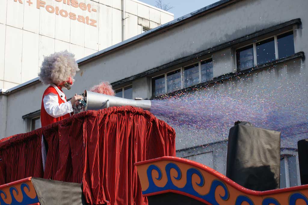 Il cannone sparacoriandoli non può mancare ai cortei del Carnevale di Soletta © André Kilchenmann, 2011