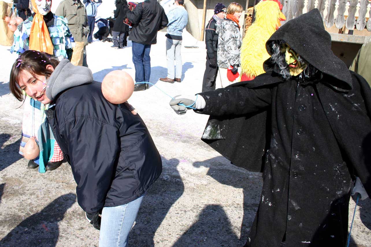 A Ftan, i ragazzi ‘picchiano’ le ragazze con vesciche di maiale gonfiate © Martina Fontana, Ftan