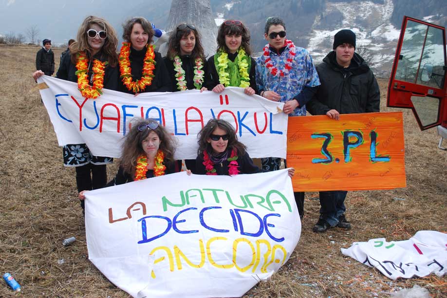Tra i temi del «Pupocc da marz» 2011, l’eruzione del vulcano islandese Eyjafjallajökull © Nadia Garbellini, Poschiavo 2011
