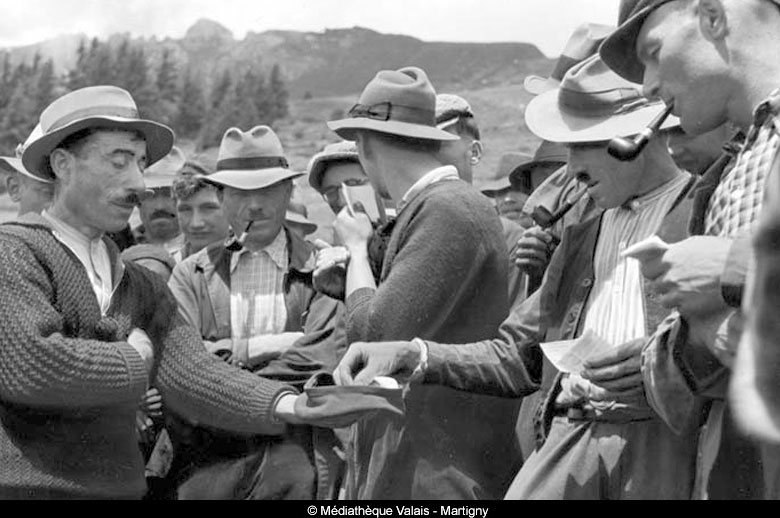 Grands-Plans ob Verbier: pastore parte per la mungitura, 1945 © Max Kettel/Mediathek Wallis, Martigny
