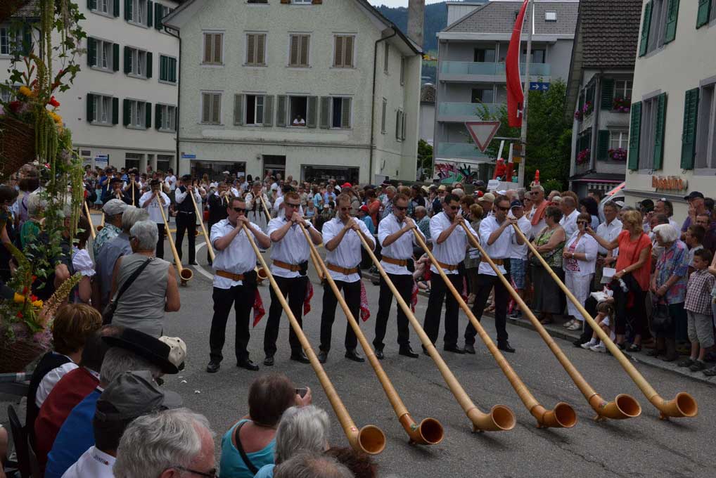 Suonatori di corni delle Alpi alla sfilata della Festa dello jodel della Svizzera centrale 2012, Lachen SZ © Annalies Studer/Zeitschrift Schwingen Hornussen Jodeln