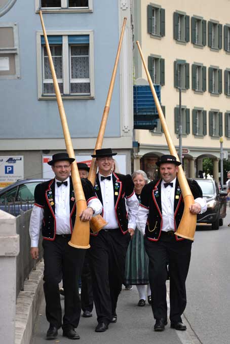 Suonatori di corni delle Alpi attraversano Interlaken durante la Festa federale di jodel 2011 © Annalies Studer/Zeitschrift Schwingen Hornussen Jodeln