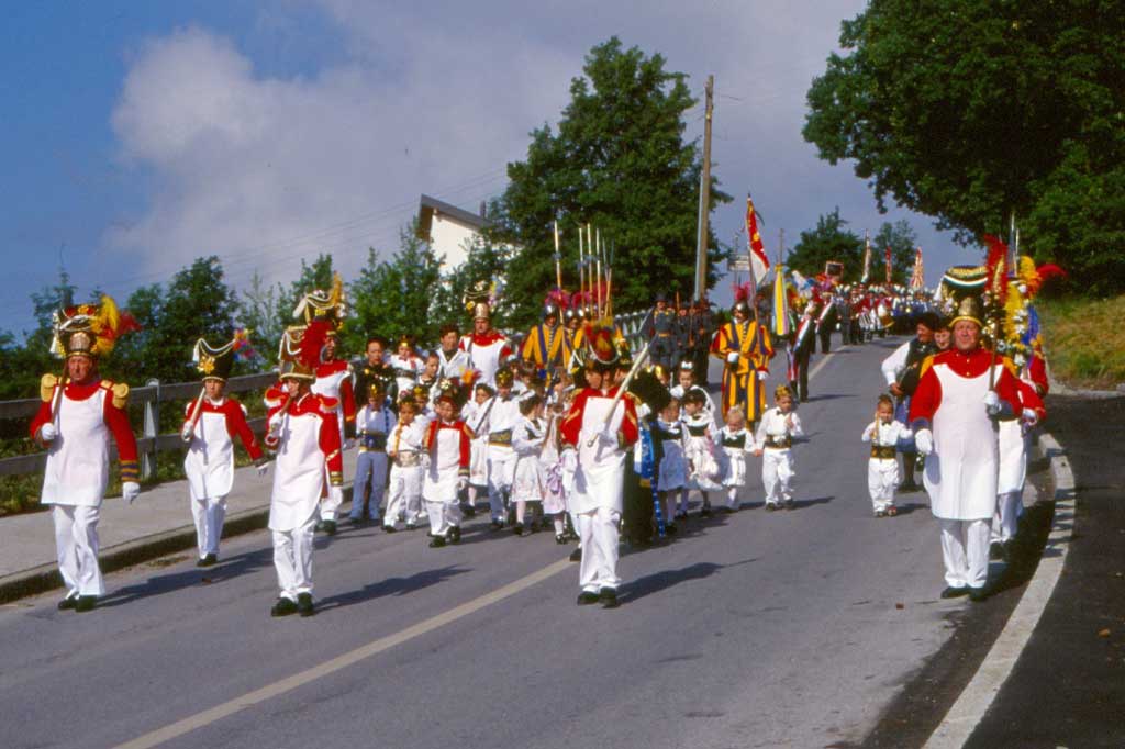 I partecipanti alla processione del villaggio di Granois si recano alla festività del Corpus Domini a St-Germain © Thomas Antonietti, 1999