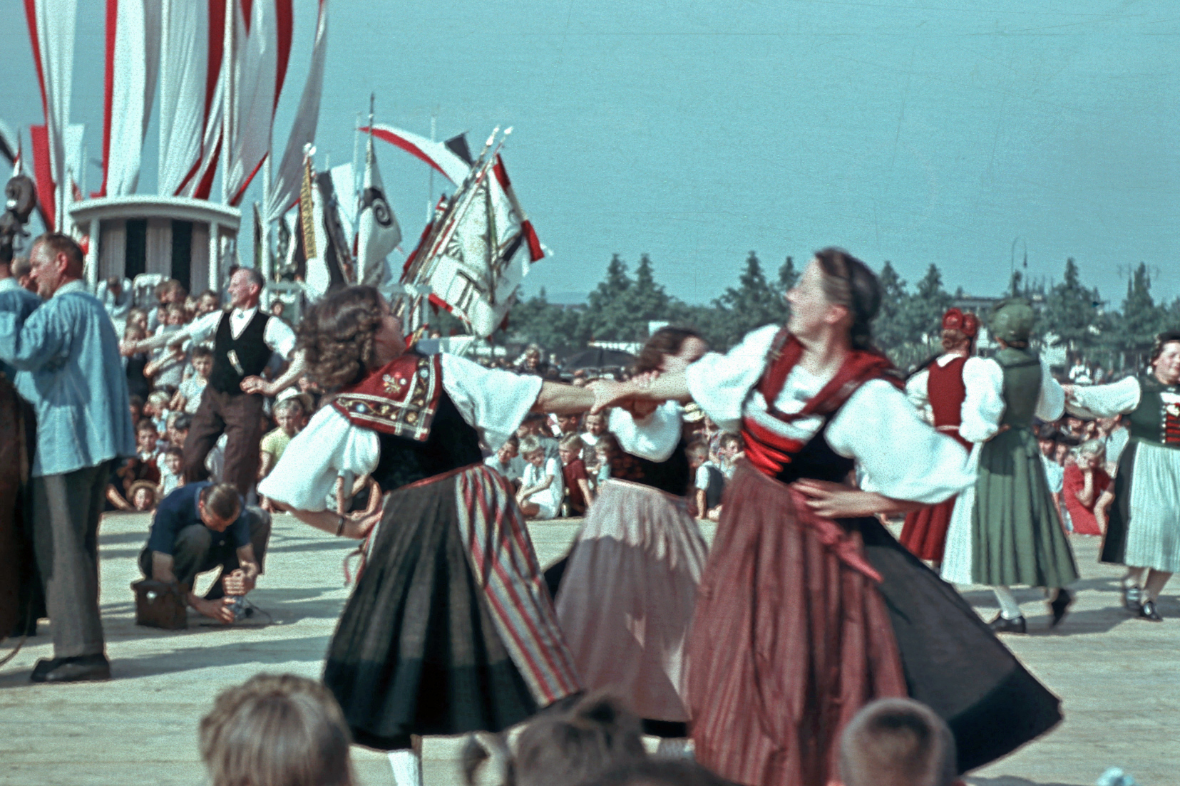 Danza popolare alla festa di San Giacomo, Basilea, 1944 © Theodor Strübin/Museum.BL, Liestal