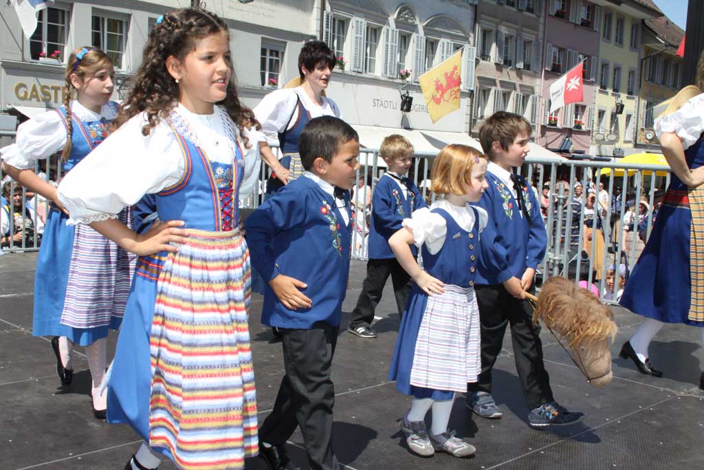 Anche i più giovani ballano: gruppo di bambini in costume lucernese alla «Zentralschweizer Trachtenfest» di Willisau (LU), 2 giugno 2012 © Norbert Bossart, Willisauer Bote