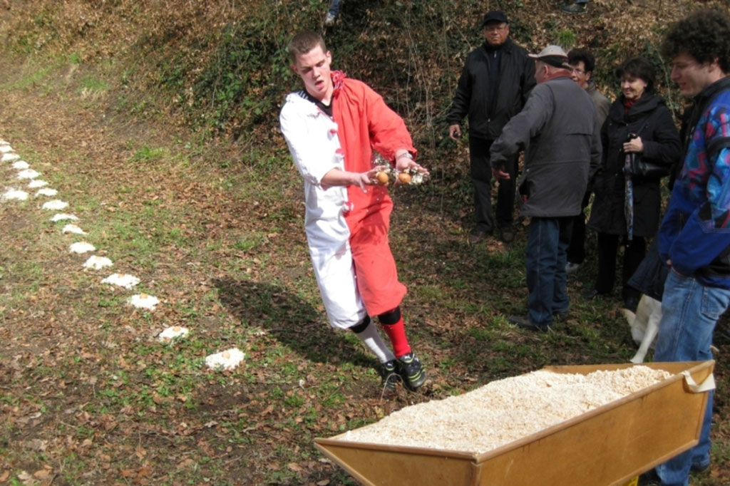 Kyburg-Buchegg, SO: i costumi bianco-rossi dei partecipanti rimandano ai colori della bandiera del Cantone di Soletta © Bernhard Meister, 2010