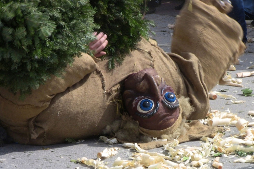 Effingen, AG: lo «Straumuni» (maschera con imbottitura di paglia) soccombe al «Tannästler» (figura ricoperta di rami di abete) © Karin Janz, 2010