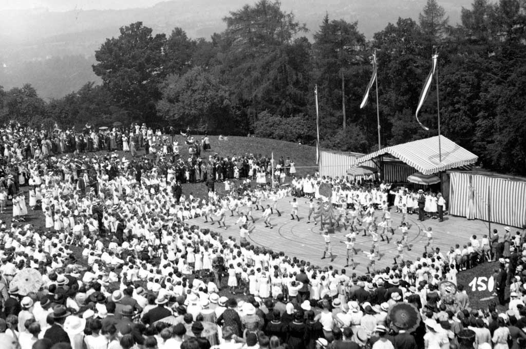 Rosenberg: pubblico numeroso radunato sul prato della festa con vista sul podio, 1934 © F. Krüsi, St.Gallen/Stadtarchiv Gallen