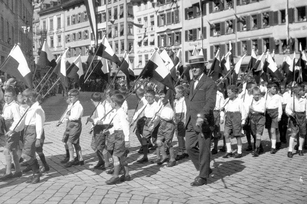 Bambini della scuola elementare sfilano lungo la «Neugasse», 1927 © Stadtarchiv St.Gallen
