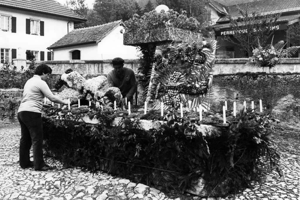 Preparazione della decorazione di una fontana © Fonds l’Express/Département audiovisuel de la Bibliothèque de la Ville de La Chaux-de-Fonds