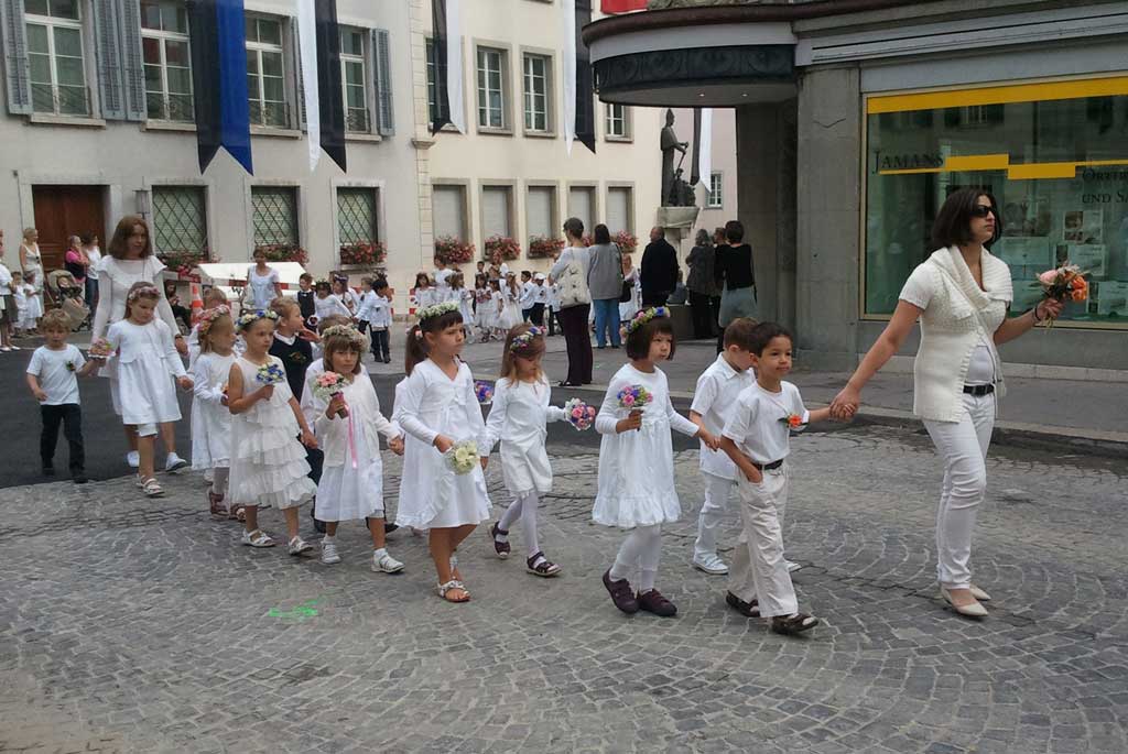 «Maienzug 2011»: sfilata delle classi nel centro storico di Aarau © Karin Janz, 2011