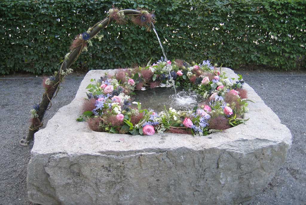 Fontana della chiesa cattolica di Aarau abbellita da addobbi floreali © Karin Janz, 2011