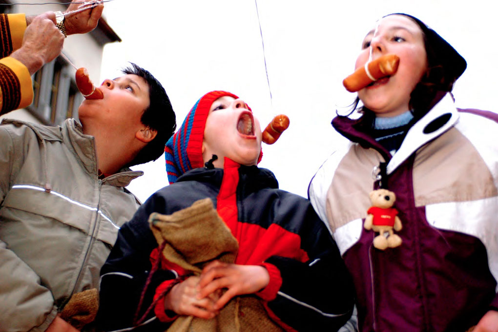 Programma per i più giovani: alcuni ragazzi tentano di mordere le salsicce, 2004 © Bruno Meier, Sursee / Gansabhauet-Komitee, Sursee