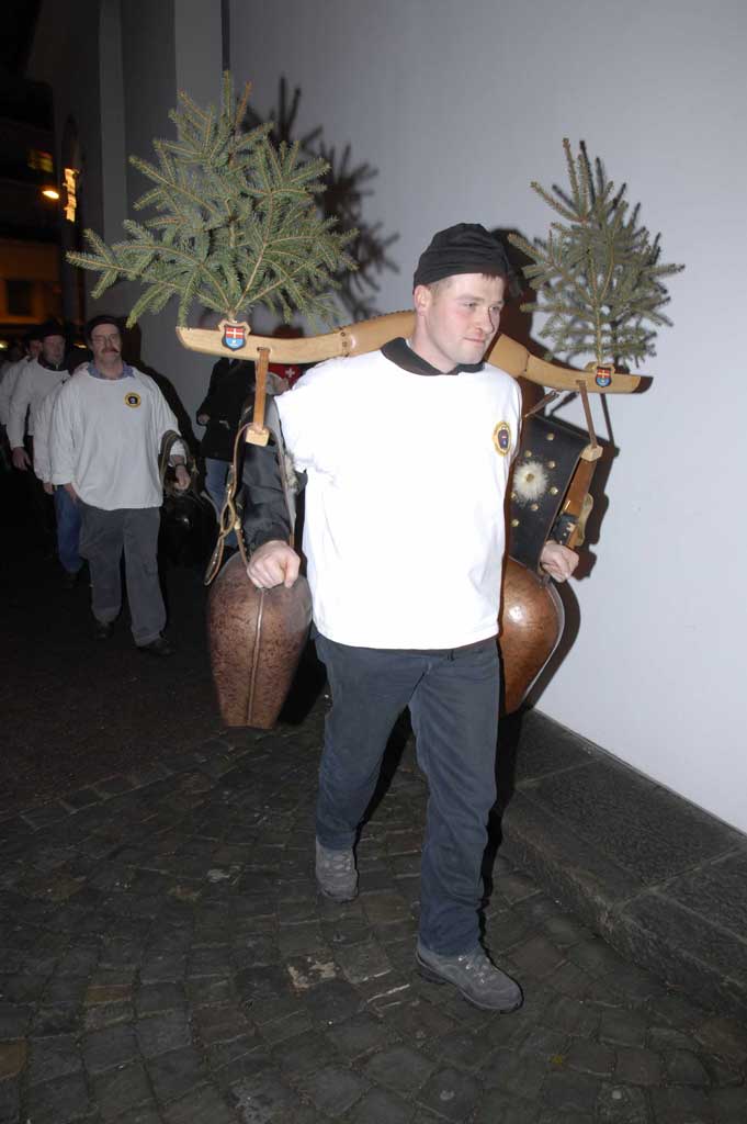 Doppio carico, doppia sonorità: lo «Jochtrychler» guida il corteo a Brunnen, 2008 © Hans Rothenfluh, Brunnen