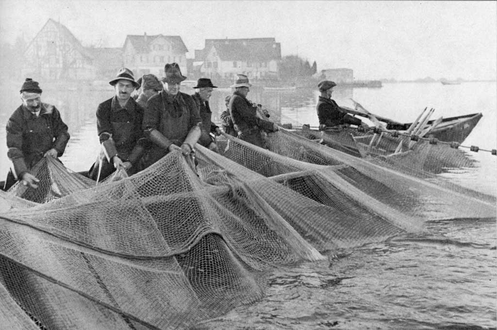 Pescatori sull'imponente «Gangfischsegi»; sullo sfondo, Ermatingen 1900 © Groppenkomitee Ermatingen