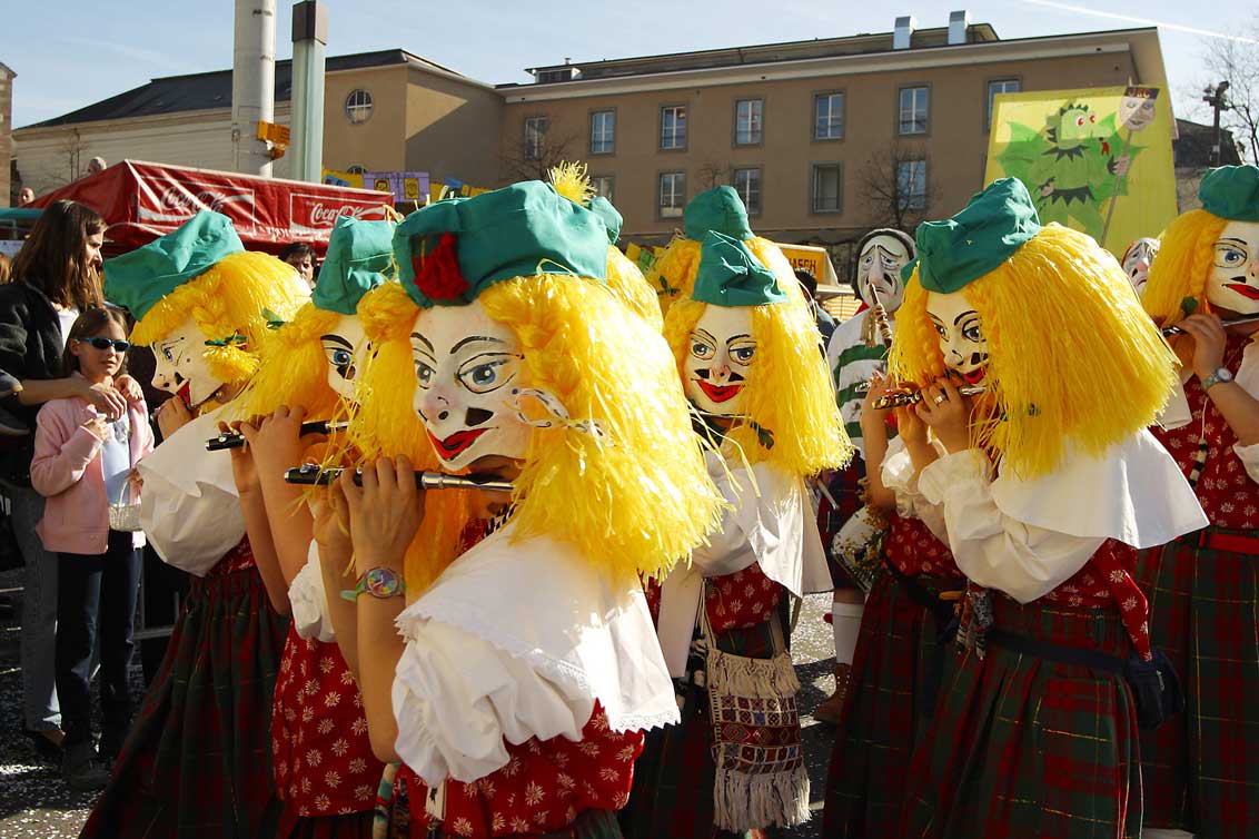 «Cortège»: i gruppi in maschera basilesi presentano temi di attualità in modo divertente, 2003 © Felix Jehle/picturebâle