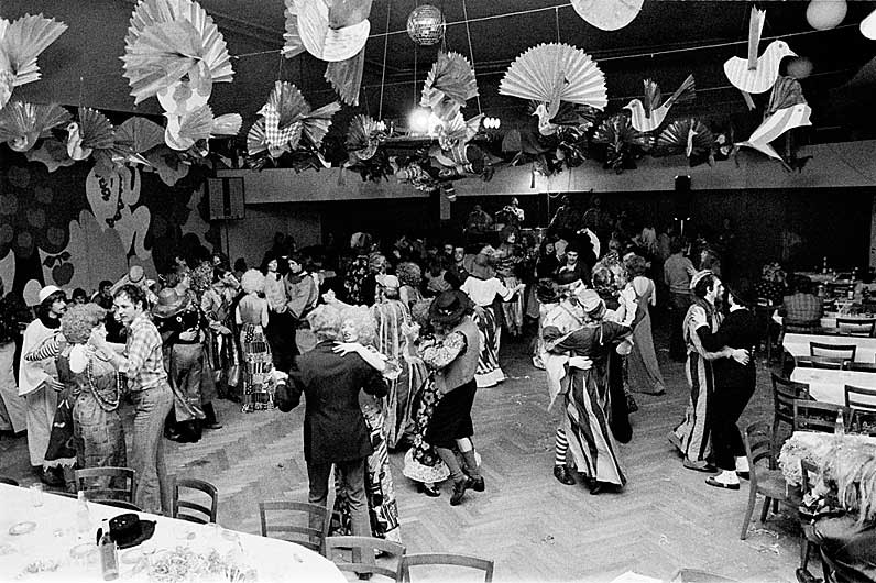 Ballo in maschera a Willisau, Cantone di Lucerna, 1976 © Emanuel Ammon/AURA, Luzern