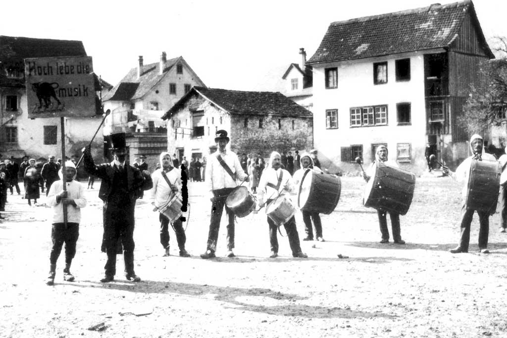«Katzenmusik» sin il Winkelplatz ad Altdorf, enturn 1900 © Archiv Fasnächtliches Uri