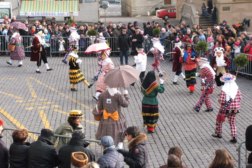 Le maschere si presentano sulla piazza principale di Svitto prima della gara di danza «Preisnüsslet» © Stefan Dettling, Schwyz