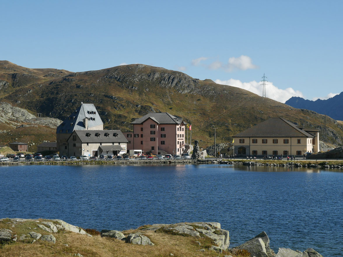 Il passo del San Gottardo a 2091 metri s.l.m. con l’ospizio, l’albergo e la fermata del postale, 2015 © Alexander Hoernigk (via Wikimedia Commons)