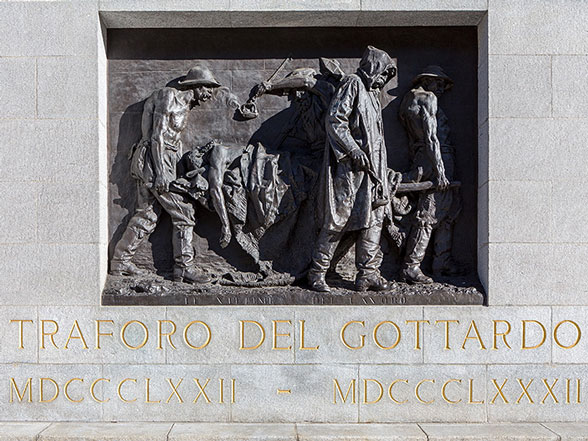Opera di Vincenzo Vela (1820–1891), collocata ad Airolo ed eseguita dallo scultore di Ligornetto per commemorare le vittime del traforo ferroviario © picswiss.ch / Roland Zumbühl