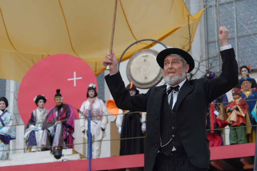 Piazza principale di Svitto: il contadino «Jöretönel» dell'Alpe Träsmeren nel Muotathal durante lo spettacolo © Markus Steiner, Schwyz/Japanesengesellschaft Schwyz