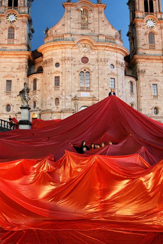 Piazza della Chiesa abbaziale di Einsiedeln (SZ): un telo rosso steso introduce il Welttheater, 2007 © Judith Schlosser/Welttheatergesellschaft Einsiedeln