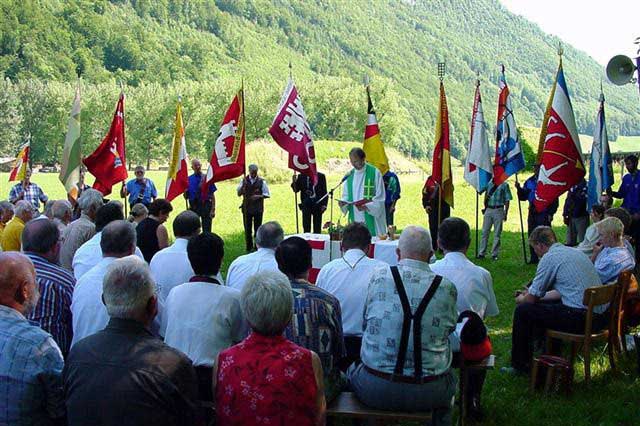 Nella Svizzera interna, la funzione religiosa con le bandiere dell’associazione è tuttora parte integrante della Festa federale di tiro © SIS (Franz Odermatt)