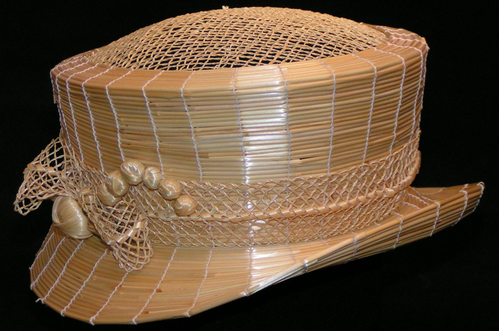 Modello di cappello «Elan» di Ottilie Leemann, decorato con diverse decorazioni © Ottilia Leemann 