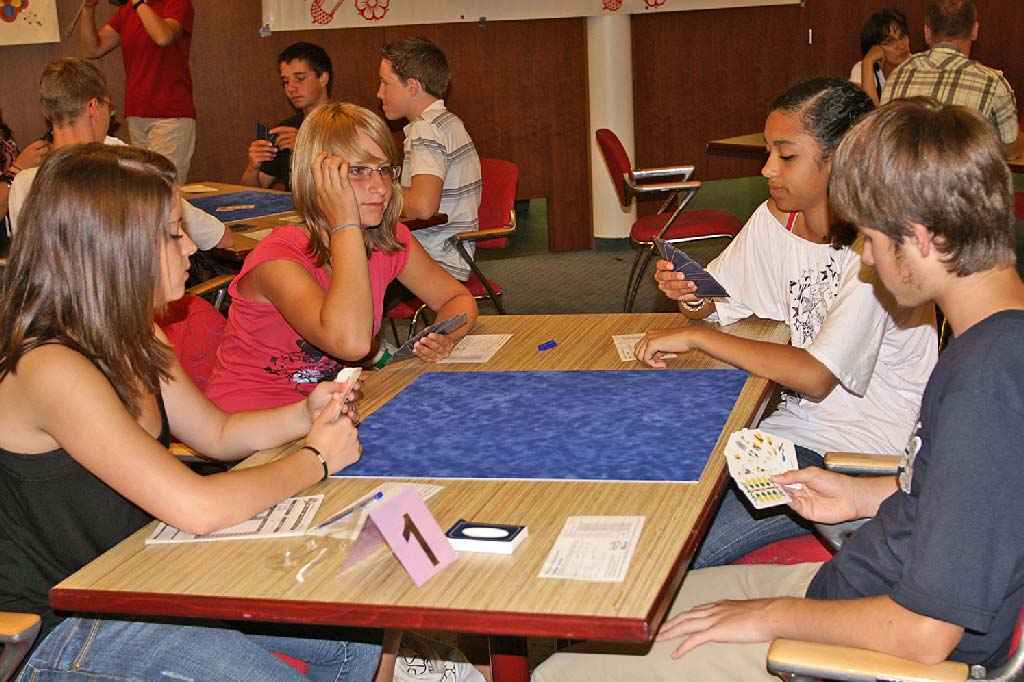 «Schul-Jassmeisterschaft», Mörschwil (SG), 2008: toccare l'asta degli occhiali è un segno? © Trumpf-As/www.trumpf-as.ch