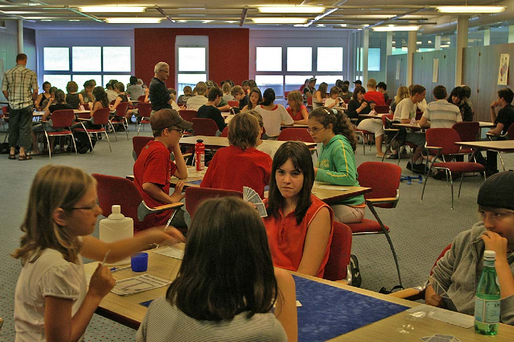 «Schul-Jassmeisterschaft», Mörschwil (SG), 2008: nella sala affollata regna il buonumore © Trumpf-As/www.trumpf-as.ch
