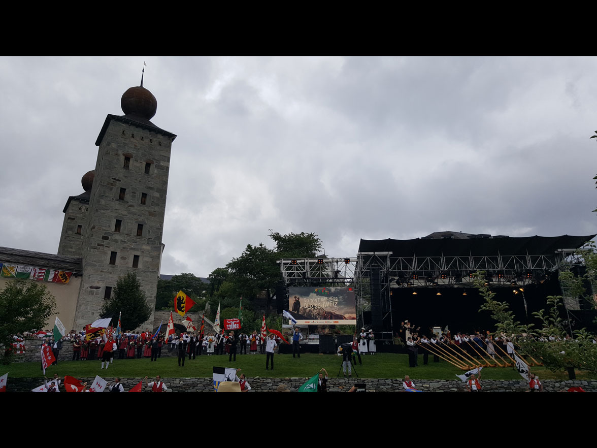 Alla festa federale dello jodel si incontrano anche altre tradizioni: sbandieratori e suonatori di corni delle Alpi (Briga-Glis, 25.6.2017) © Marc-Antoine Camp