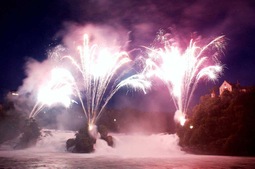 L'imponente fuoco d'artificio del 1° agosto 2000 sulle cascate del Reno © Max Baumann Schaffhausen 2000
