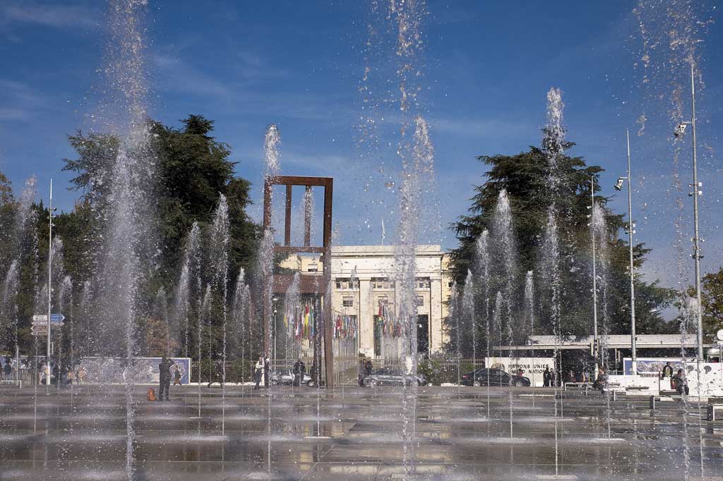 La «Place des Nations» e l'entrata del Palazzo delle Nazioni di Ginevra © United Nations, 2010