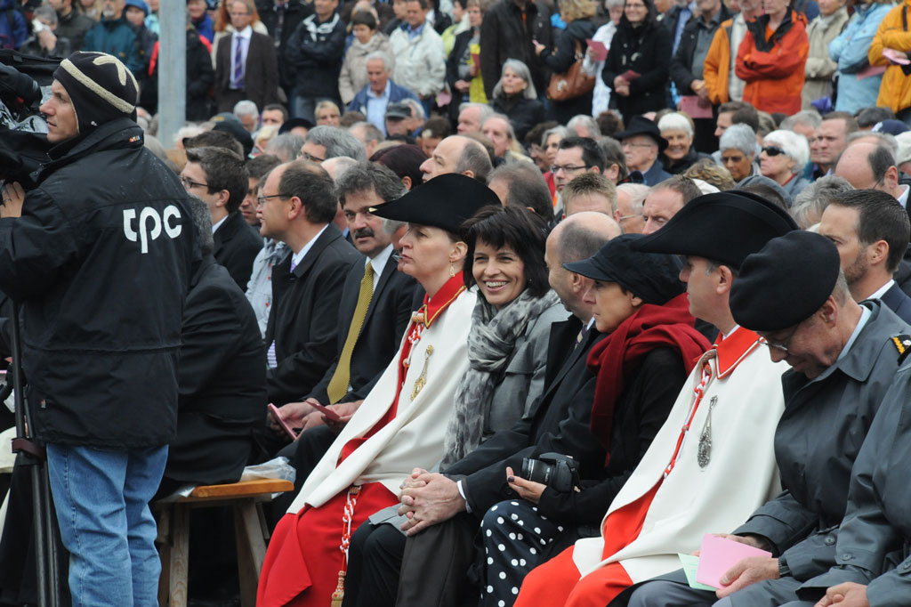 Una raggiante Doris Leuthard tra gli uscieri, 2011 © Heinrich Speich, 2011