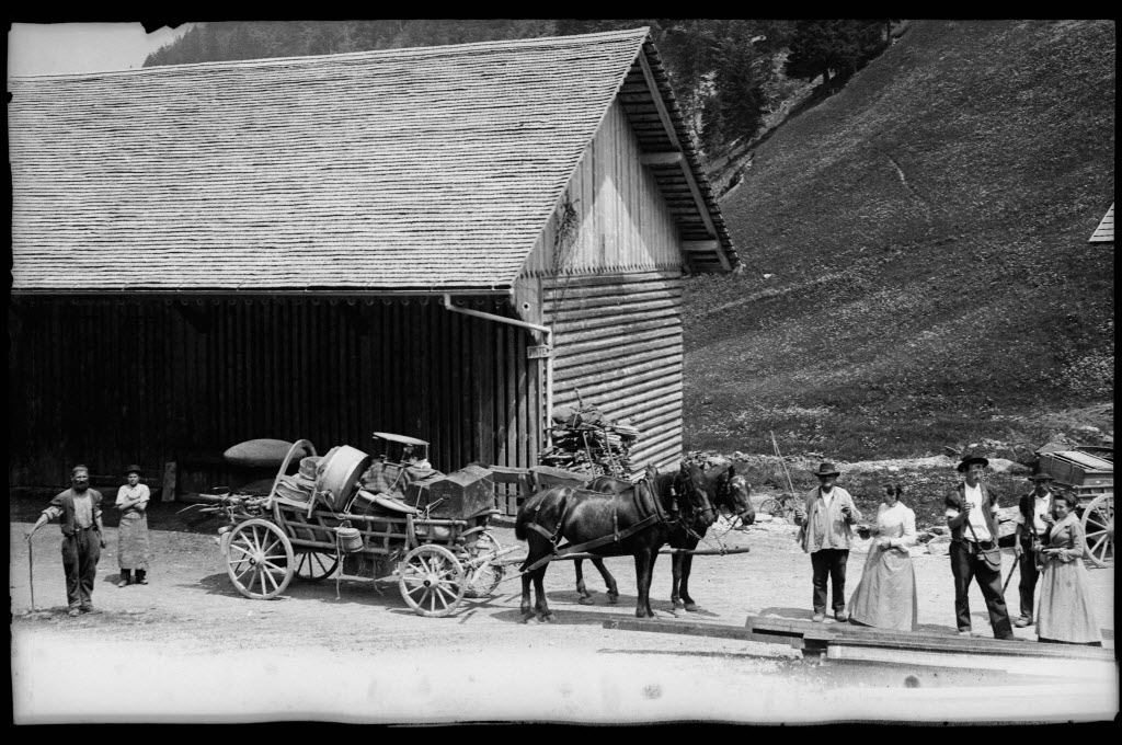 Salita all'alpeggio nella valle del Motélon, in Gruyère, verso il 1930 © Charles Morel/Musée gruérien, Bulle